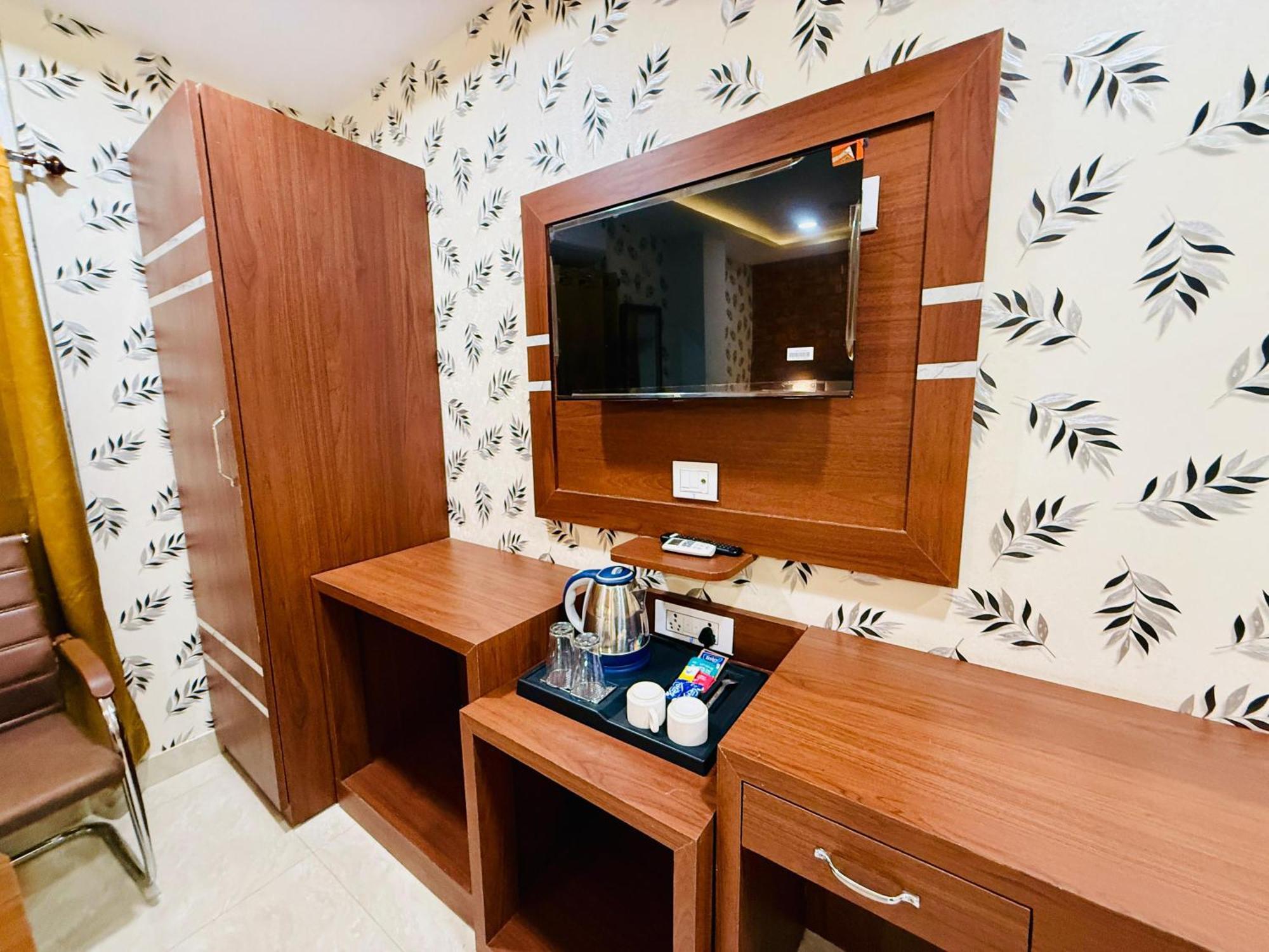Hotel Golden Crystal Патна Екстериор снимка