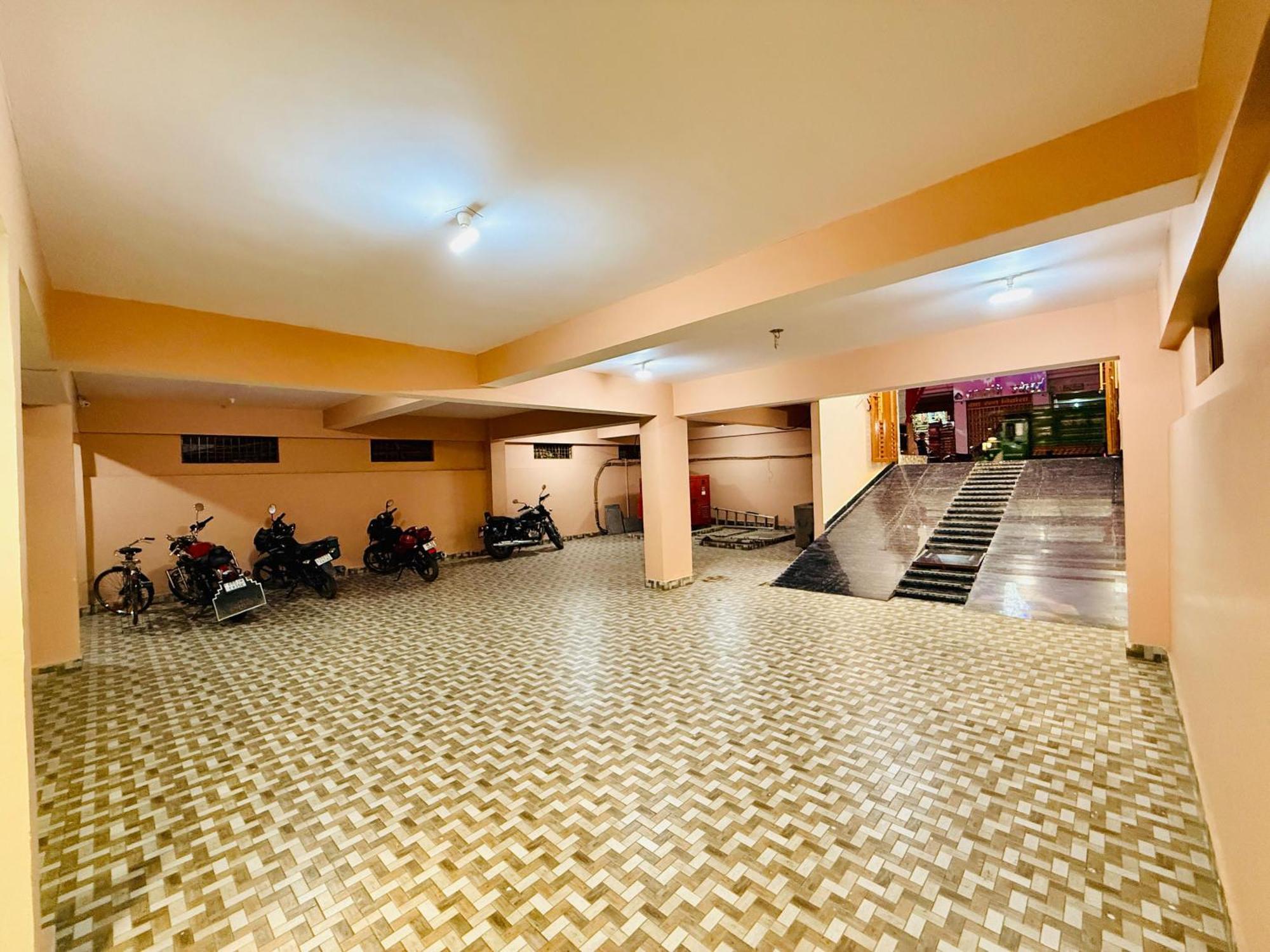 Hotel Golden Crystal Патна Екстериор снимка