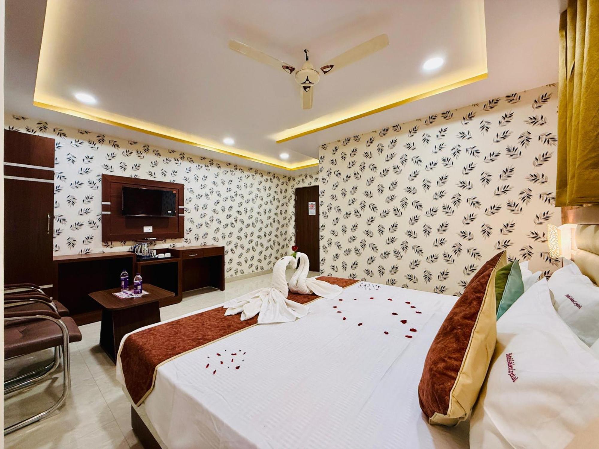 Hotel Golden Crystal Патна Екстериор снимка