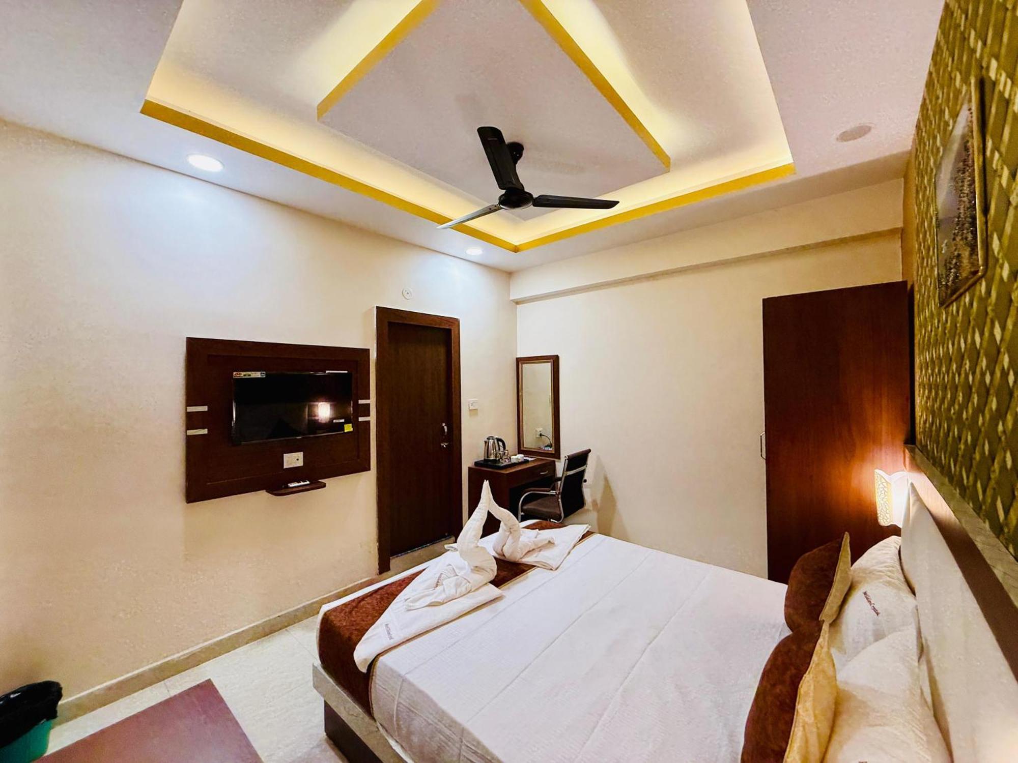 Hotel Golden Crystal Патна Екстериор снимка