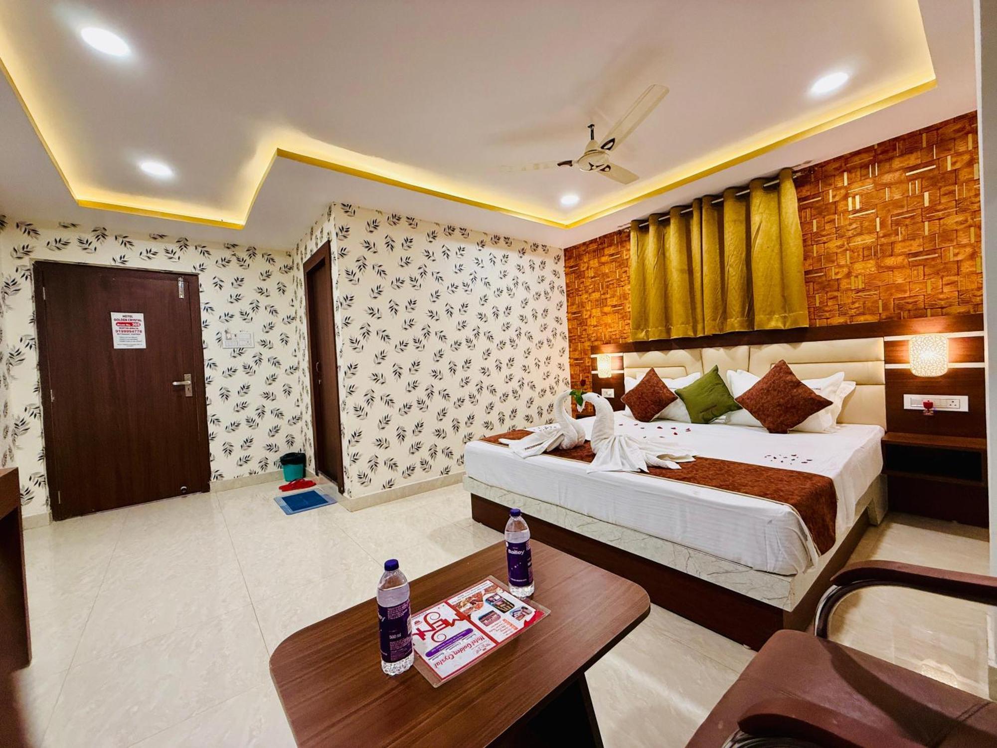 Hotel Golden Crystal Патна Екстериор снимка