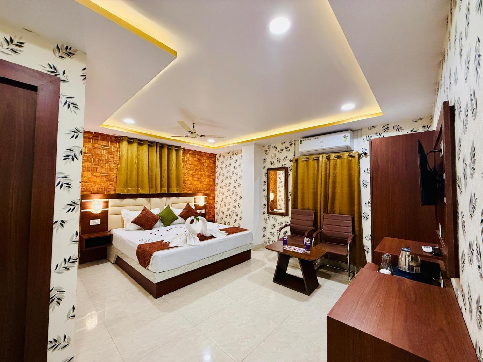 Hotel Golden Crystal Патна Екстериор снимка