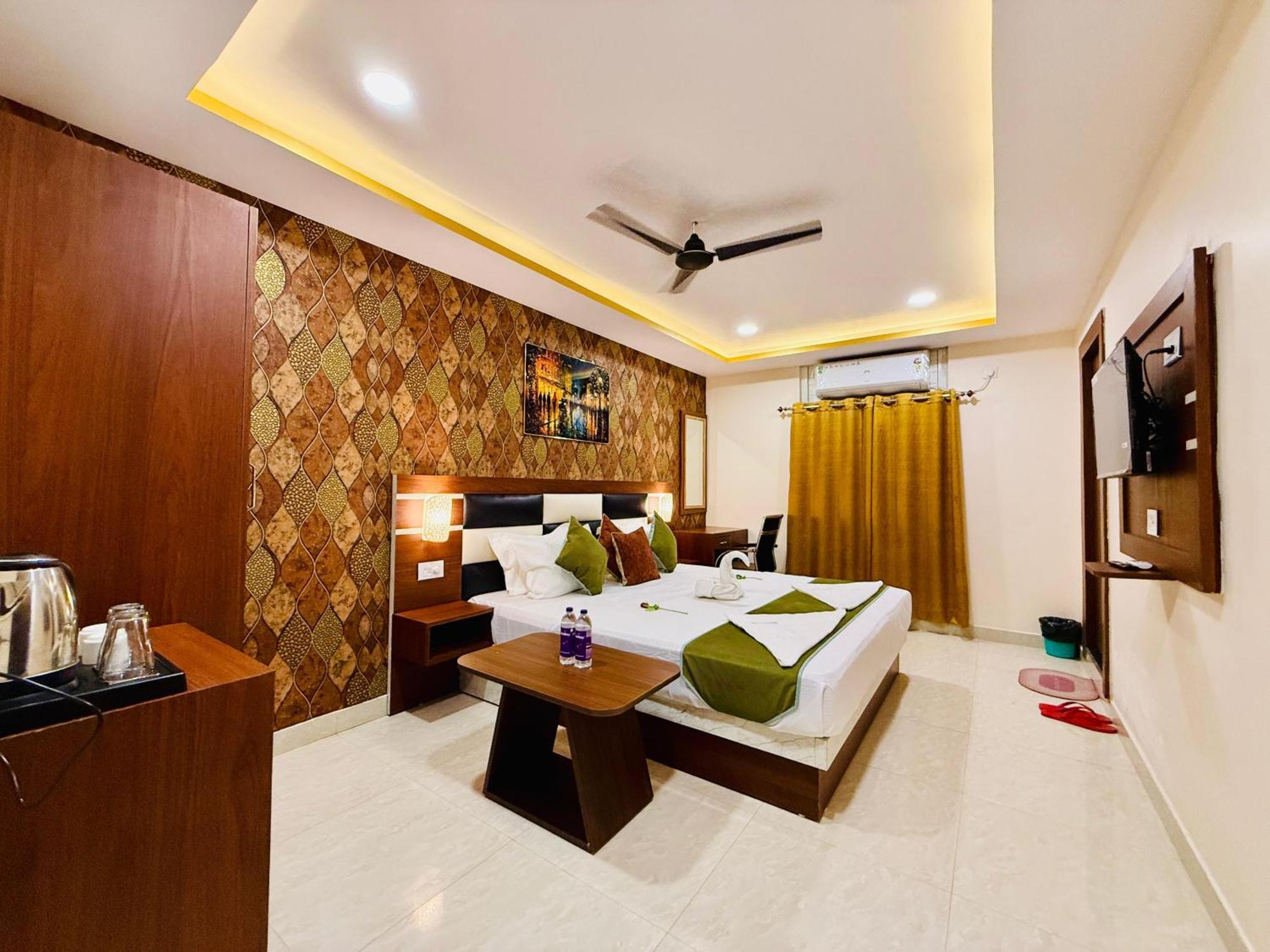 Hotel Golden Crystal Патна Екстериор снимка