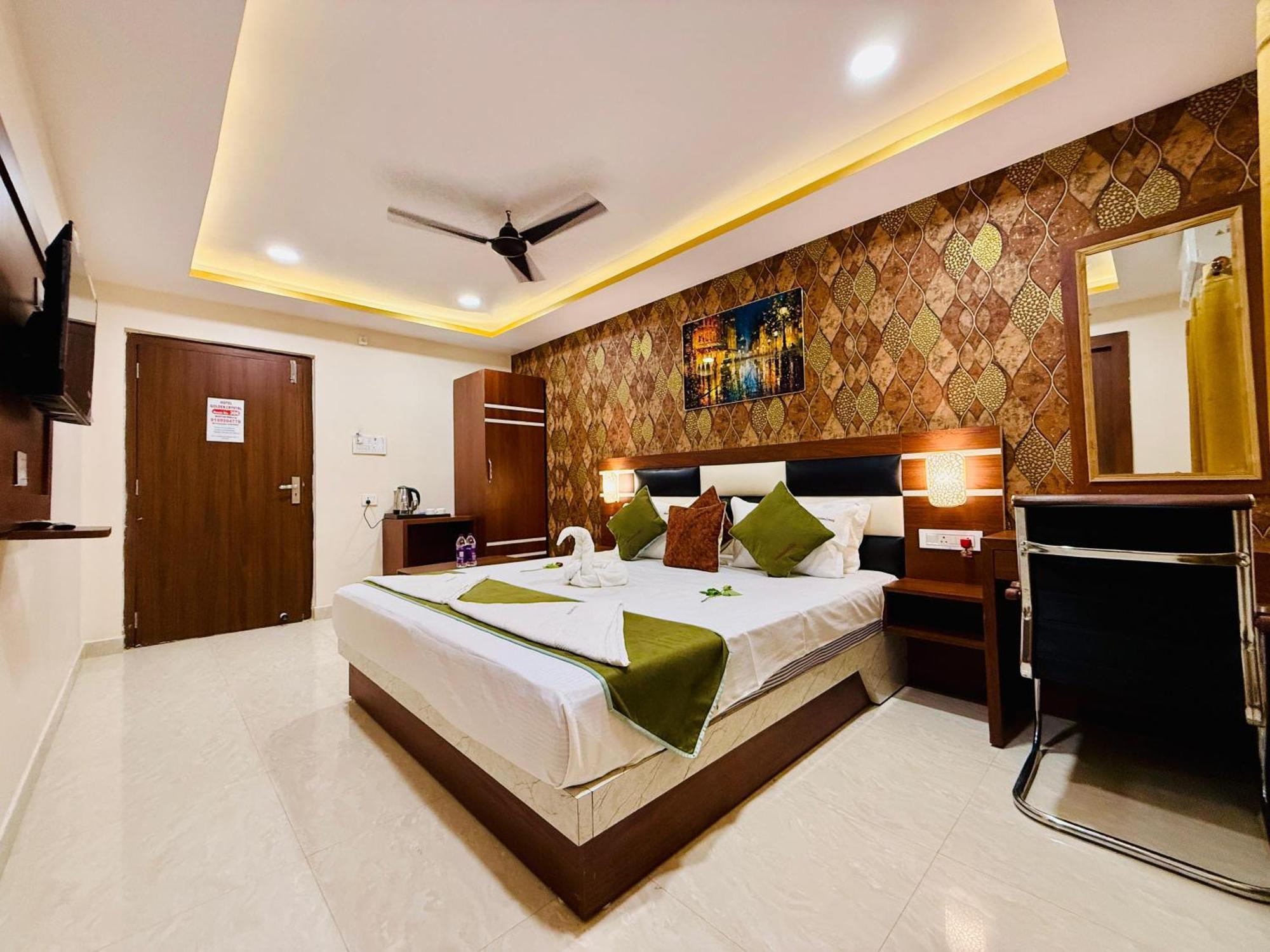 Hotel Golden Crystal Патна Екстериор снимка