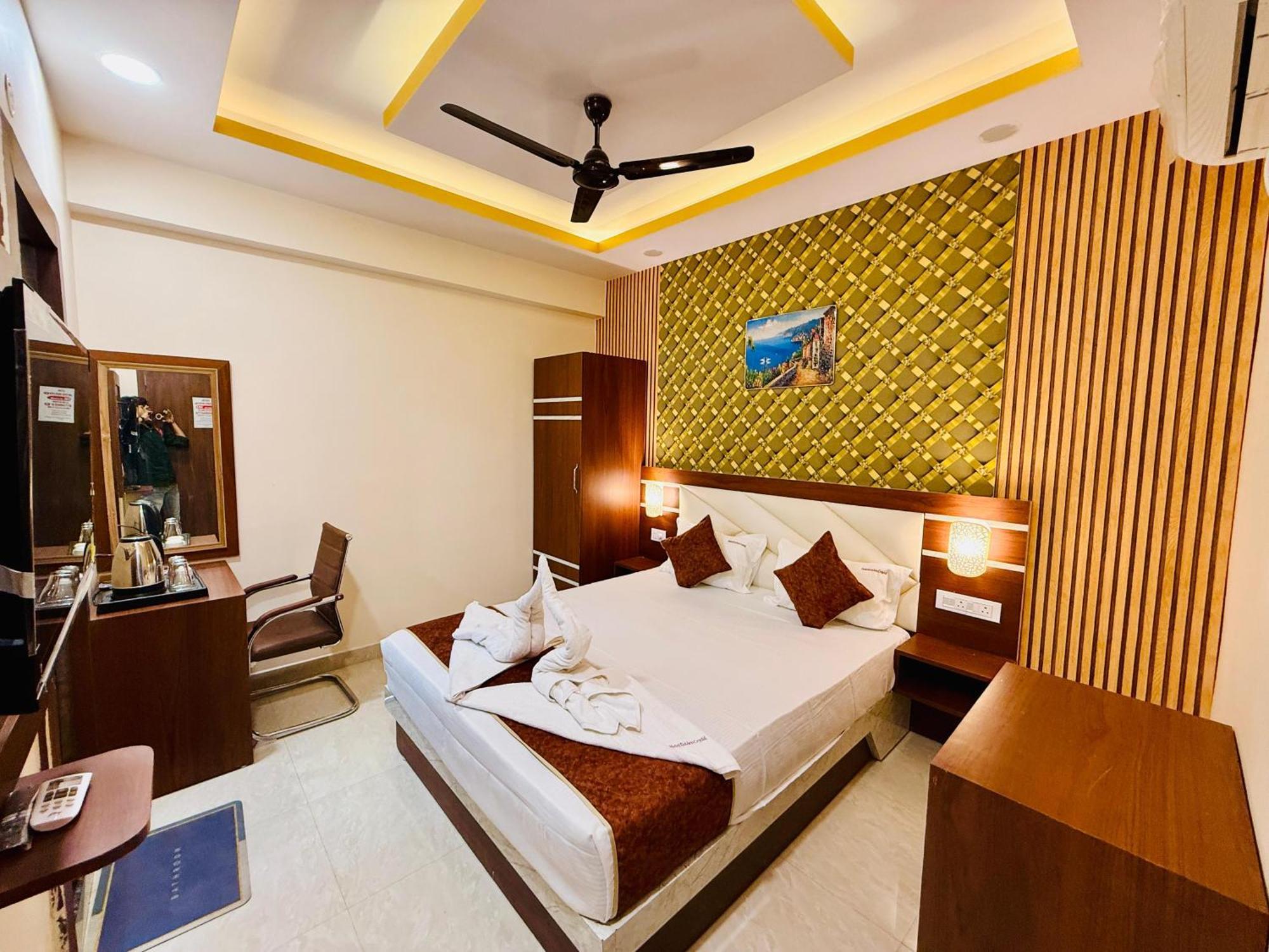Hotel Golden Crystal Патна Стая снимка