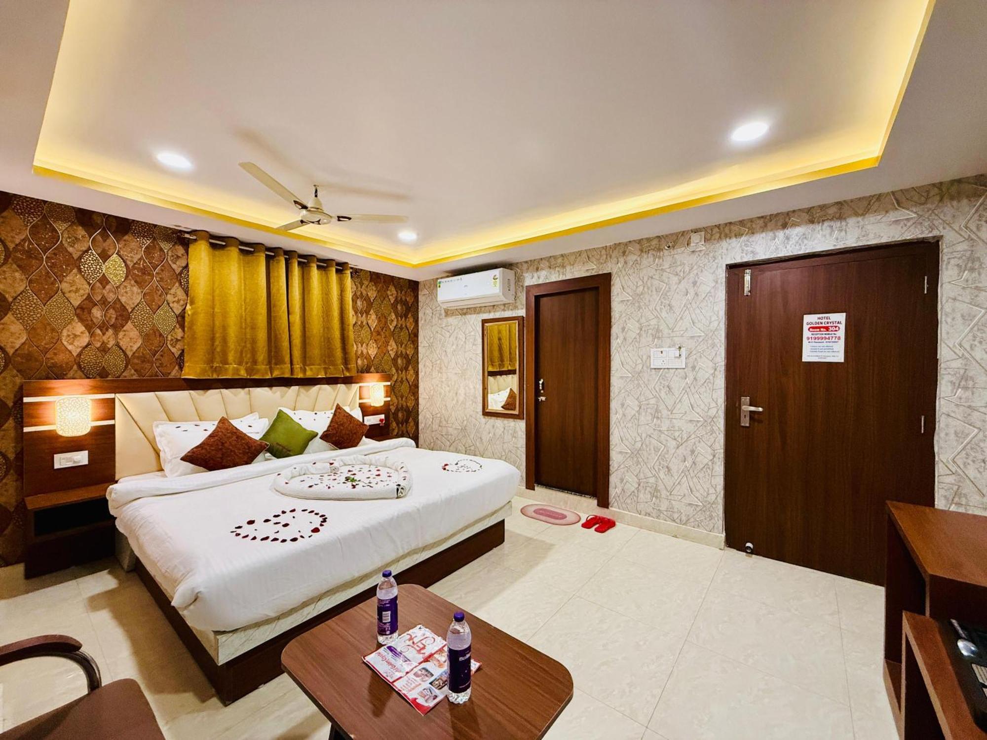 Hotel Golden Crystal Патна Екстериор снимка