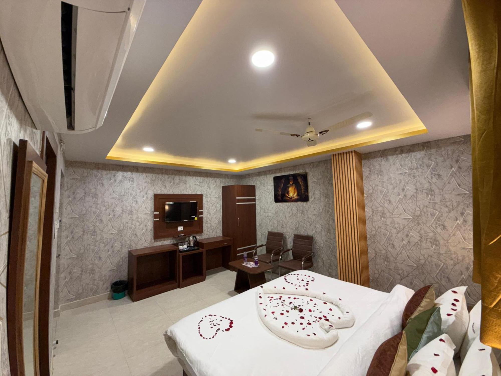 Hotel Golden Crystal Патна Екстериор снимка
