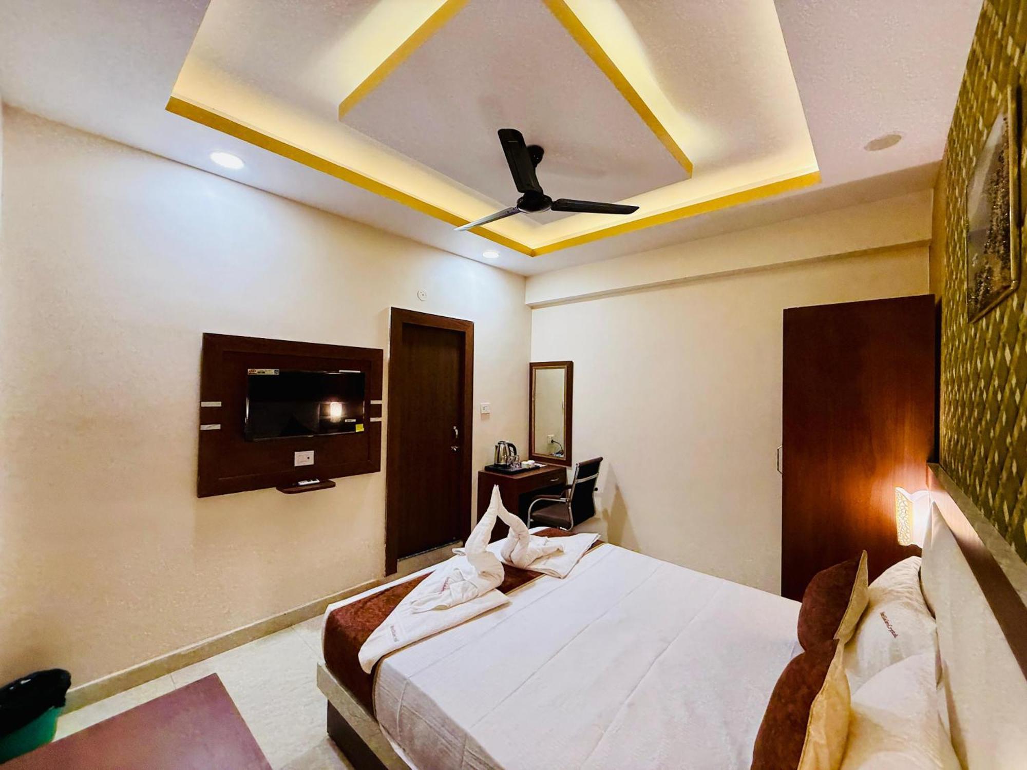 Hotel Golden Crystal Патна Екстериор снимка