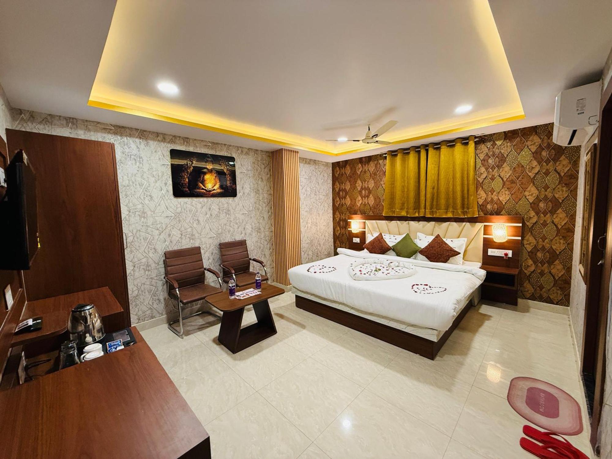 Hotel Golden Crystal Патна Екстериор снимка
