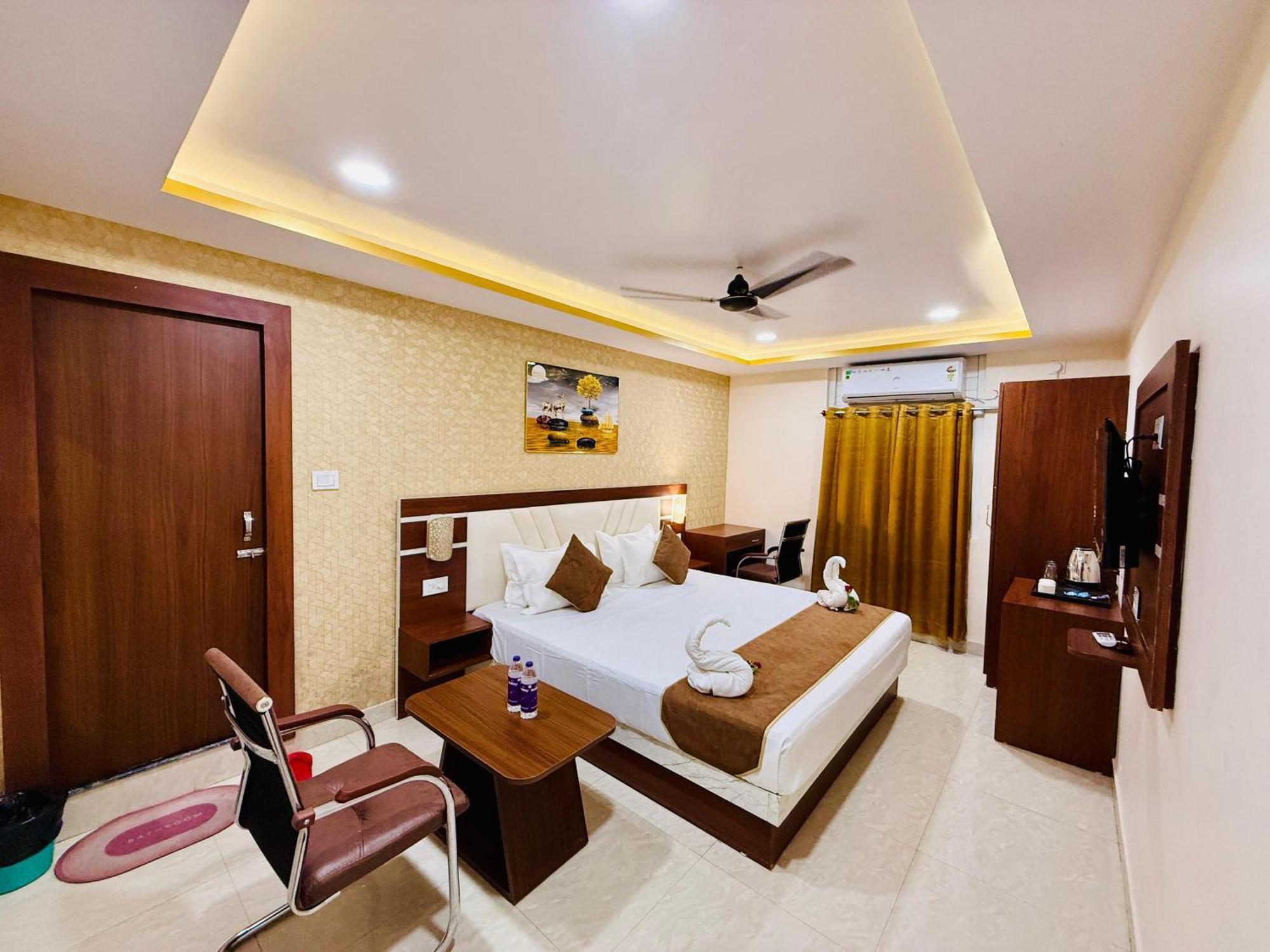 Hotel Golden Crystal Патна Екстериор снимка