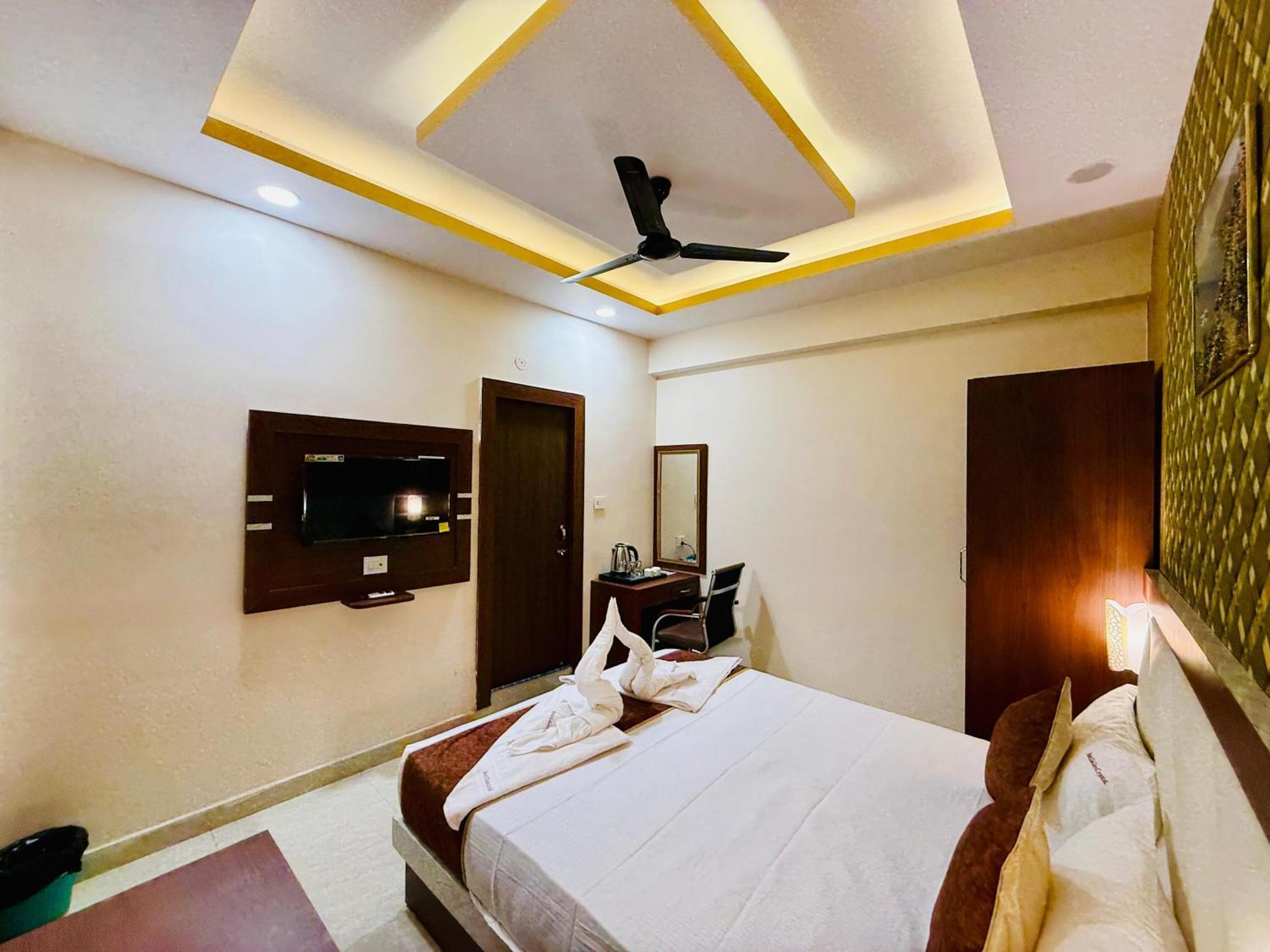 Hotel Golden Crystal Патна Екстериор снимка